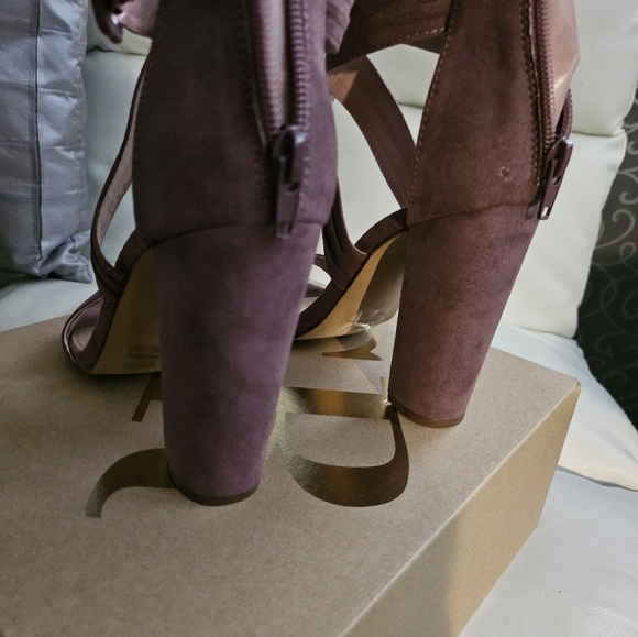 Charlotte Russe Brand New  Dark Rose Plum Block Heel Sandals Size 7 - Picture 3 of 5